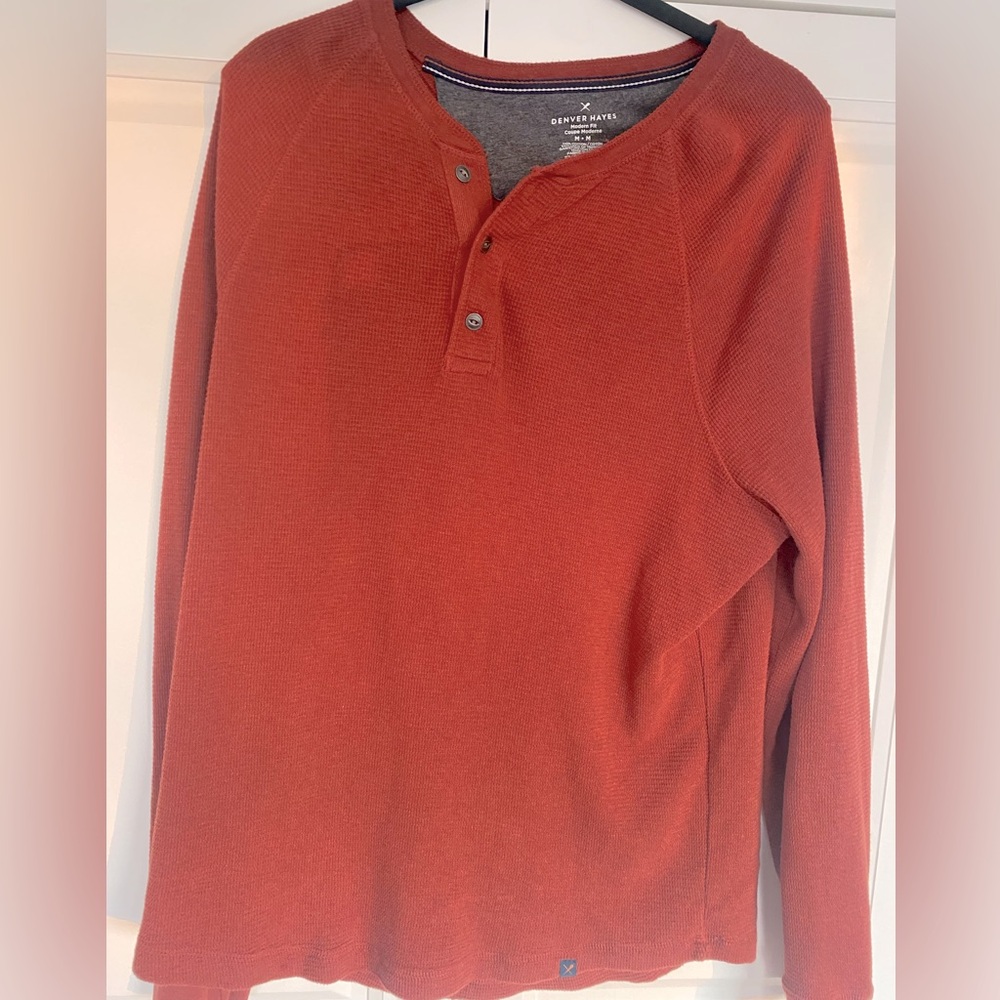 Denver Hayes men’s burnt orange long sleeve henley. Medium